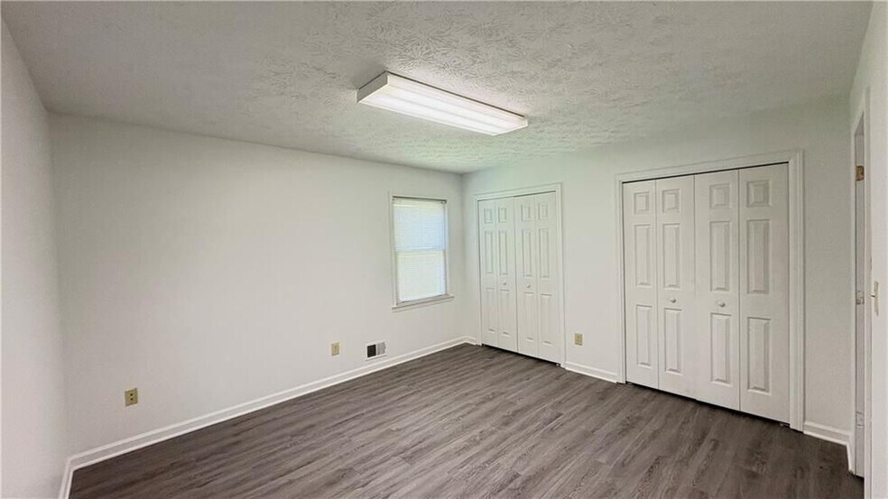 Building Photo - 2421 Fieldstone Dr SE