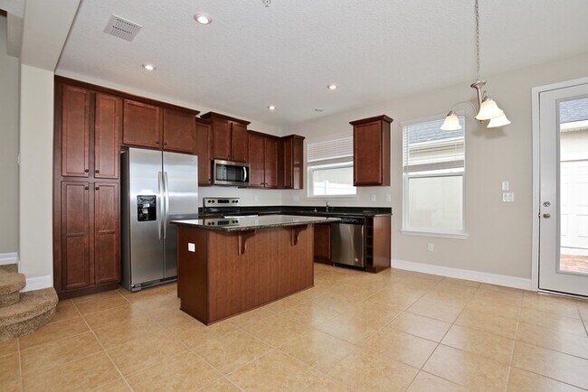 Building Photo - Beautifully Appointment 3/2 Modern Townhom...
