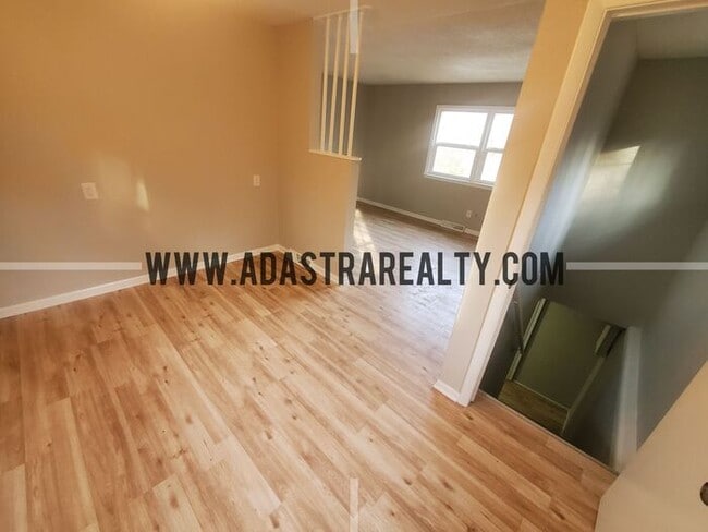Building Photo - Completely Renovated Duplex in KCK, Beautiful Finishings-Available in MAY!!