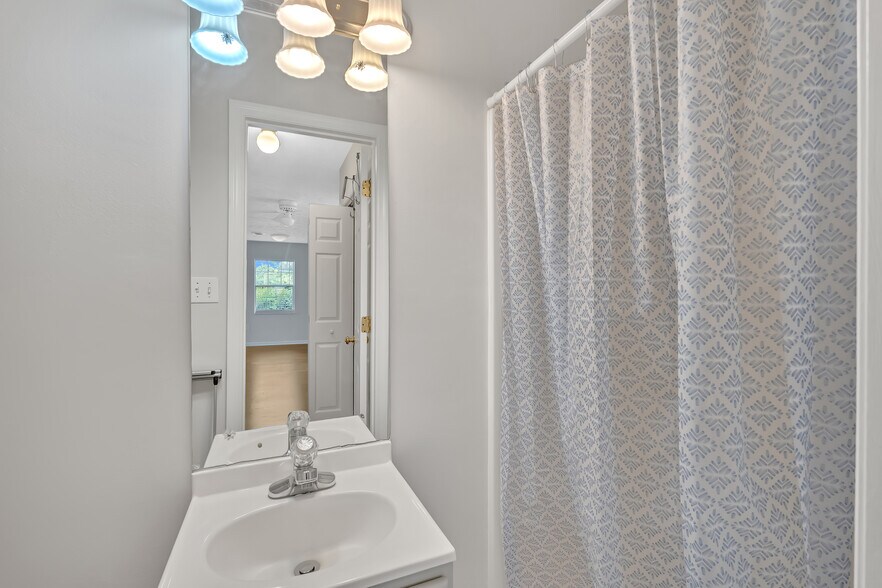 Building Photo - 711 Panther Creek Ct