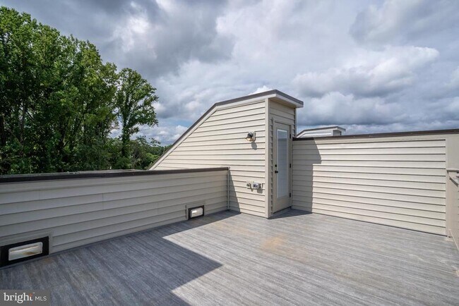 Building Photo - 5102 Oakmoore Dr