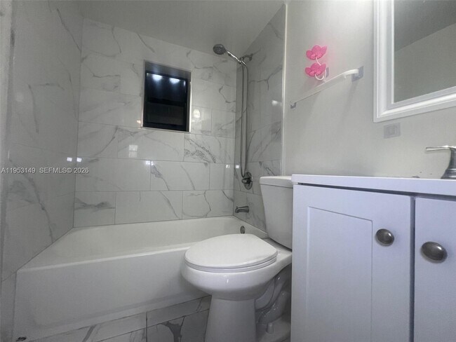 Building Photo - 15 W 9th St