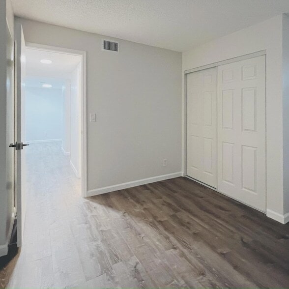 Building Photo - 500 Egret Cir