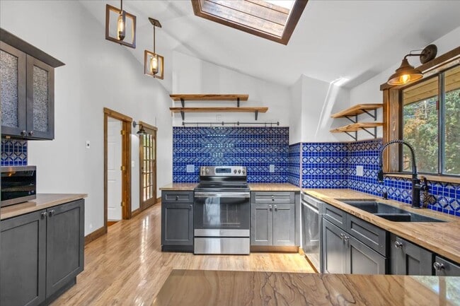 Building Photo - Beautiful Three Bedroom Home on Half Ac...