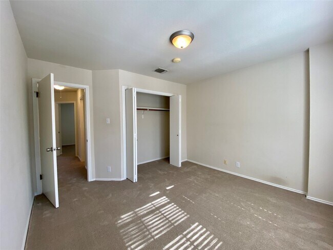 Building Photo - 4402 Everest Ln