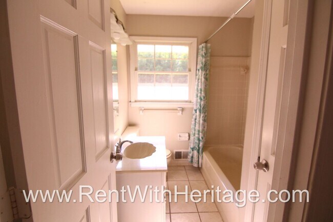 Building Photo - Charming Newly Renovated 3bd/ 2ba/ Gorgeou...