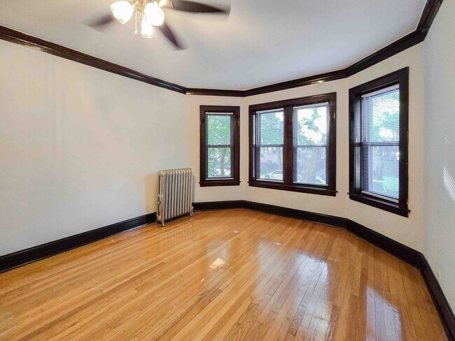 Building Photo - 5069 N Wolcott Ave