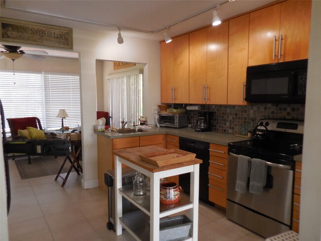 Building Photo - 3050 NW 1st Ave