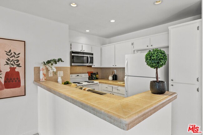 Building Photo - 1885 Veteran Ave