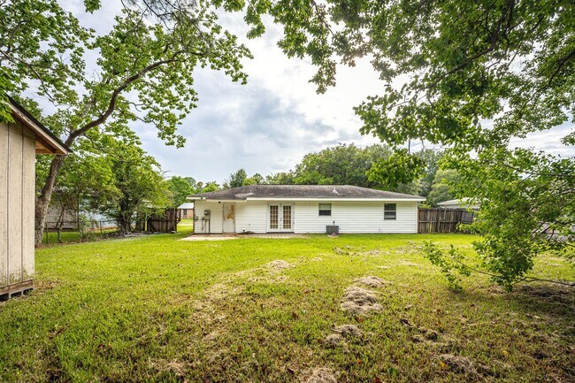 Building Photo - 2840 Gardendale Ave