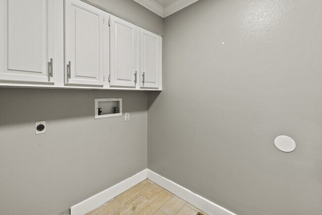 Building Photo - 5647 Old Farm Cir E