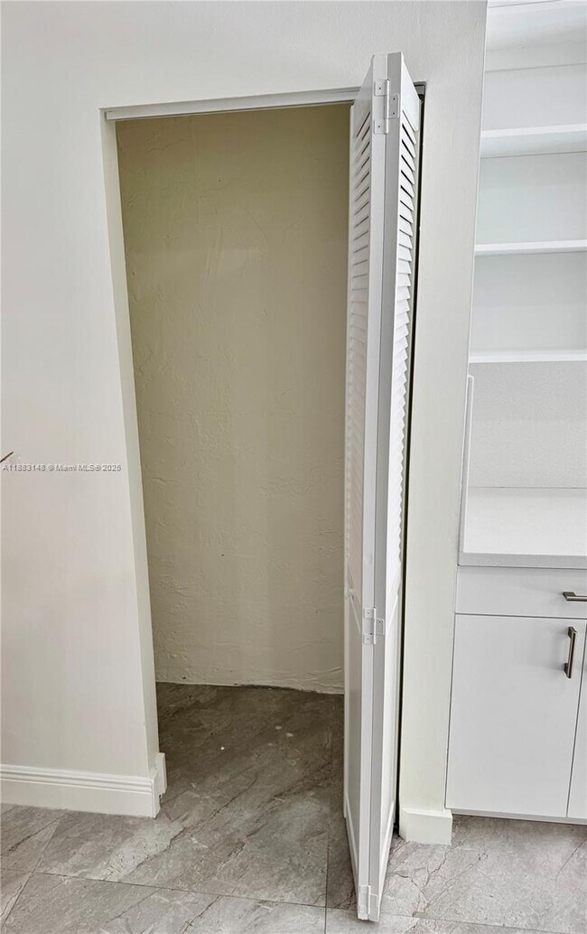 Building Photo - 2740 W 61st St