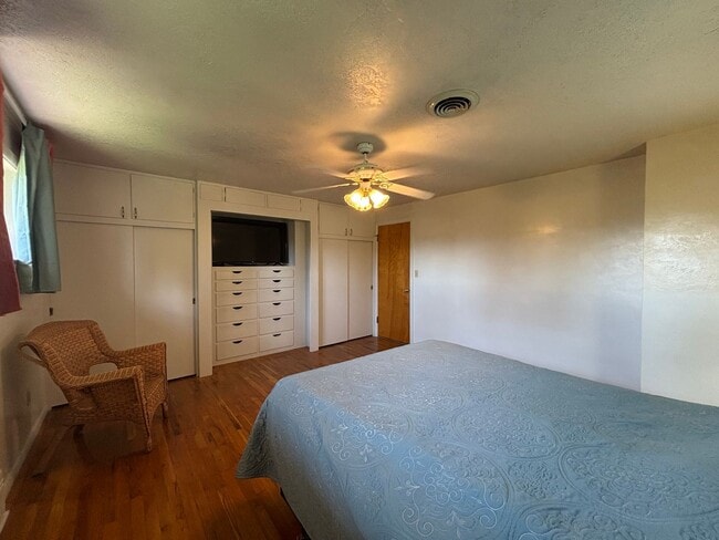Building Photo - 4 Bedroom 2 Bathroom