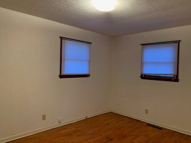 Building Photo - Great Location - 3 bedroom home available!