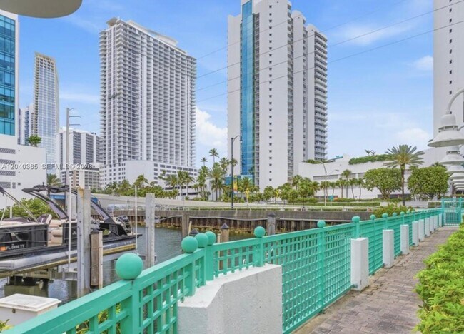 Building Photo - 16500 Collins Ave
