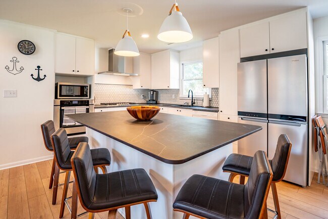 Building Photo - BEACH HOME NOW AVAILABLE FOR OFF-SEASON MONTHLY RENTAL