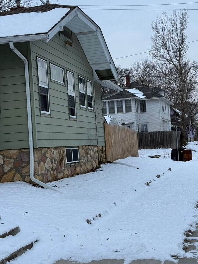 Building Photo - 1201 SW Garfield Ave