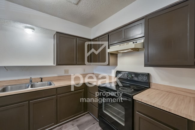 Building Photo - $1,625! 2Bed/2Bath duplex in Arlington! Pr...