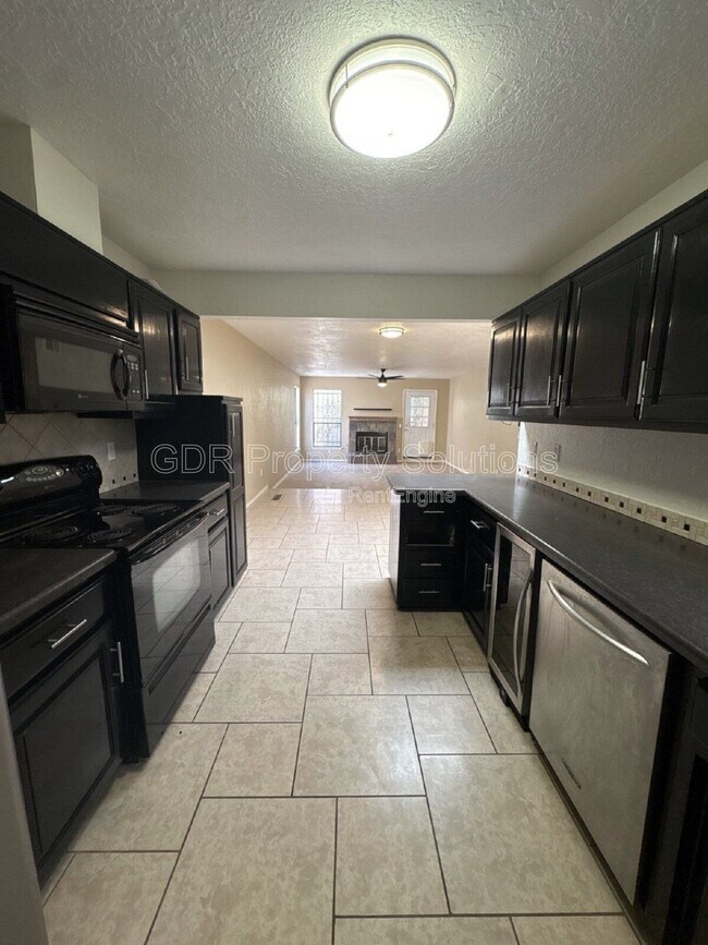 Building Photo - 5828 Elmwood Dr NE
