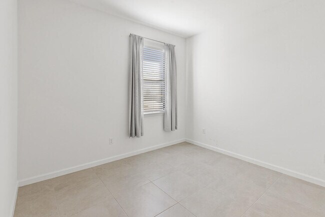 Building Photo - 758 SE Courances Dr