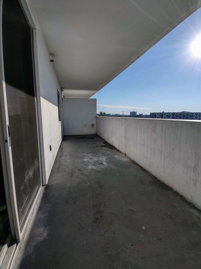 Building Photo - Modern 1BR/1BA Condo with Stainless Steel Appliances – Downtown Miami