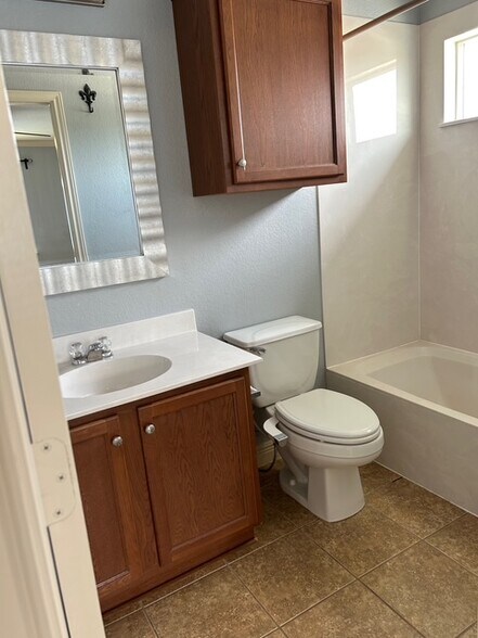 Master bathroom - 1702 Sand Hills Dr
