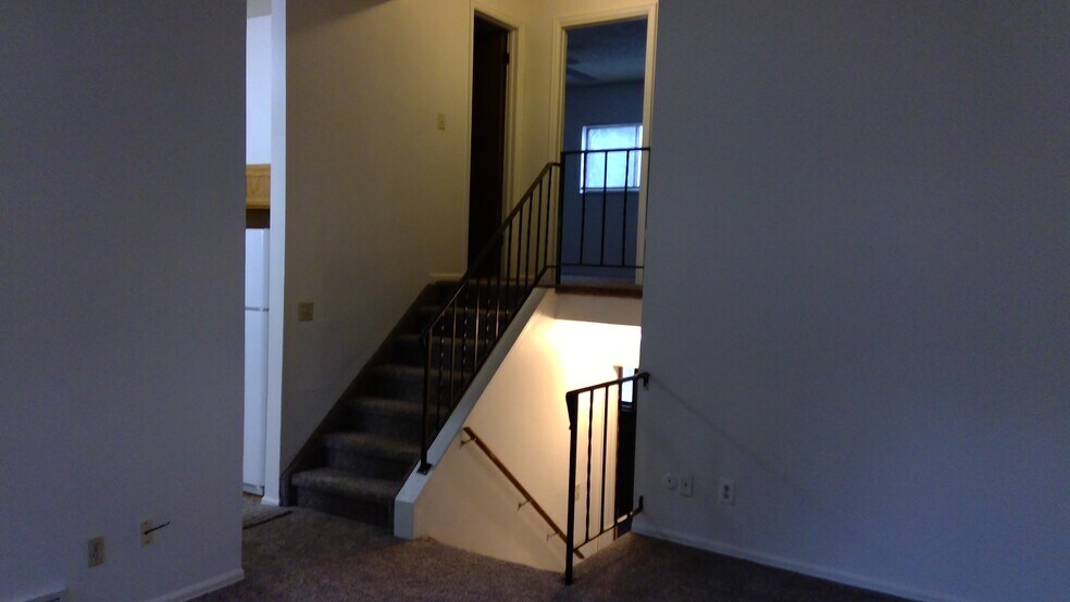Building Photo - 3017 Moonbeam Cir N