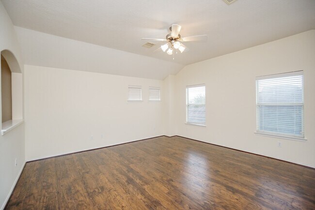 Building Photo - 1323 Colonial Manor Dr