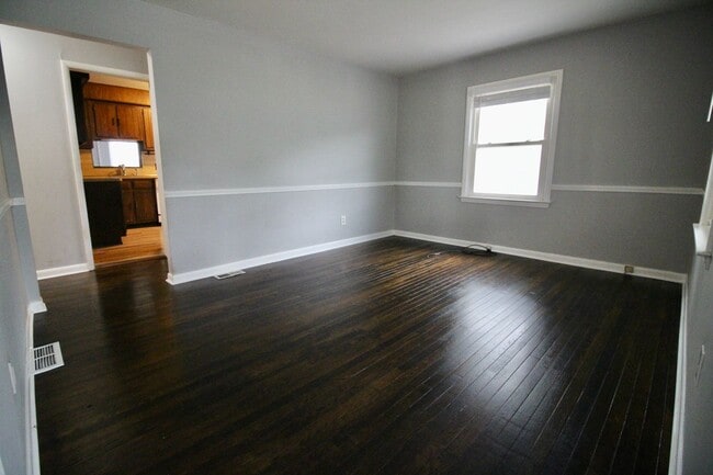 Building Photo - 3 bed 1 bath bungalow with garage and base...