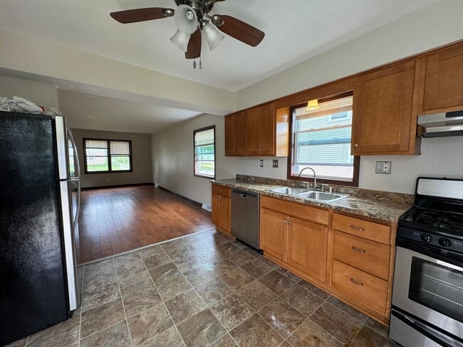 Building Photo - Your new Townhouse Awaits! 3 Bed / 1.5 Bat...