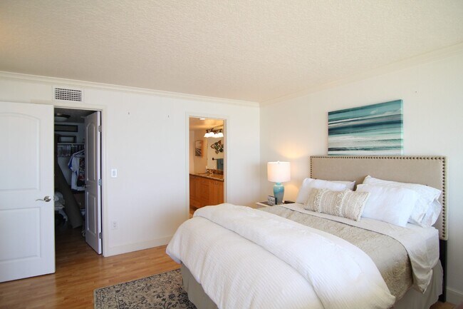 Building Photo - Gorgeous Furnished Direct Ocean Condo in Indialantic