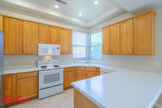 Building Photo - Comfortable 3-bedroom Home. Small Dog Frie...