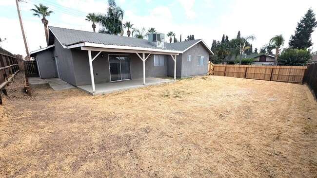 Building Photo - Sizeable 4 Bedroom 2 Bath Home on large co...
