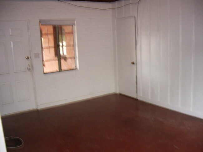 Building Photo - 1337 E 9th St