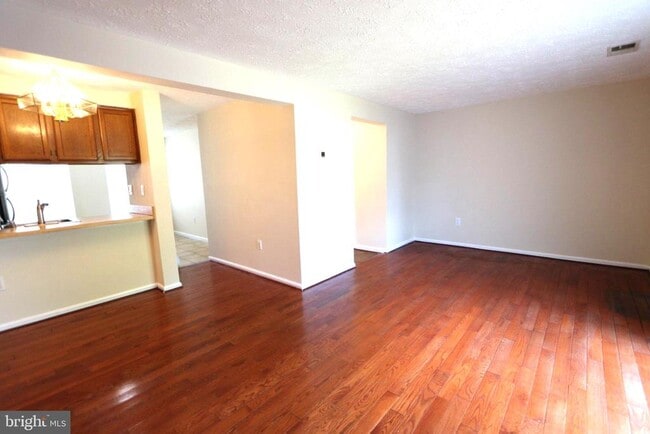 Building Photo - 2086 Tanglewood Dr