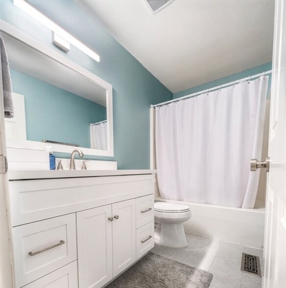 Building Photo - 630 Hamlin Pl