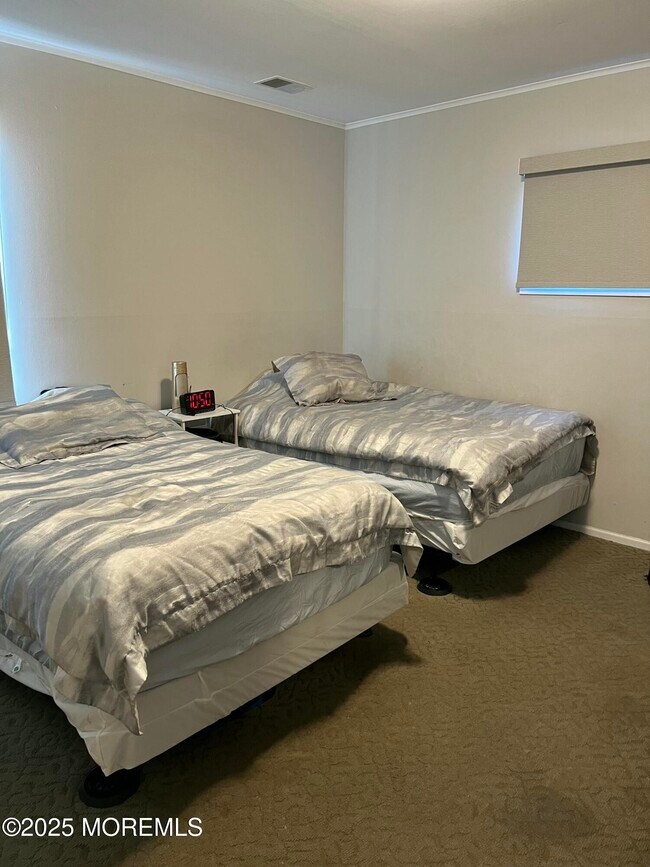 Building Photo - 987 Woodgate Ave