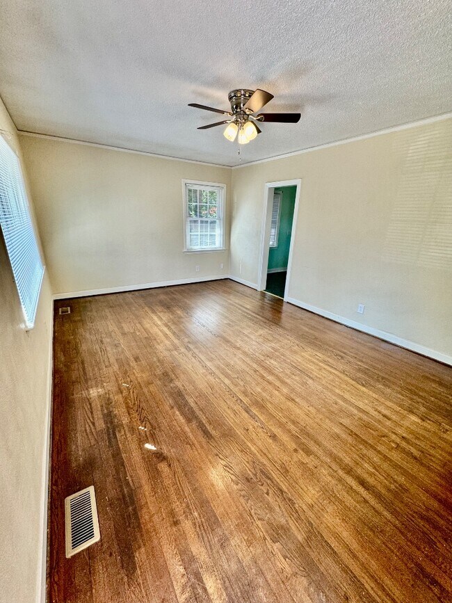 Building Photo - 1005 Kalmia St