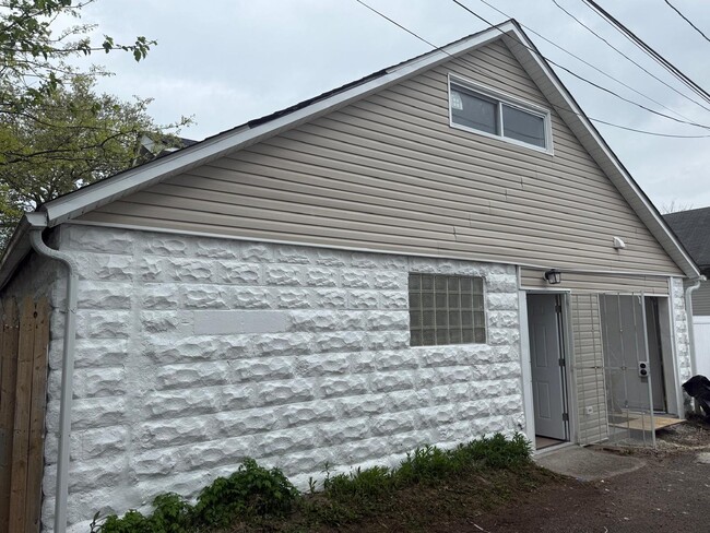 Building Photo - 6211 Aspen Ct