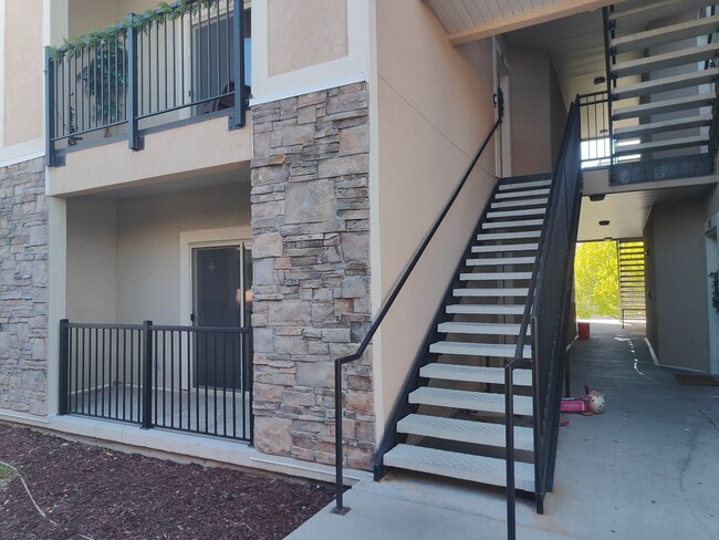 Building Photo - Charming 3-Bed, 2-Bath Condo - Two Weeks F...