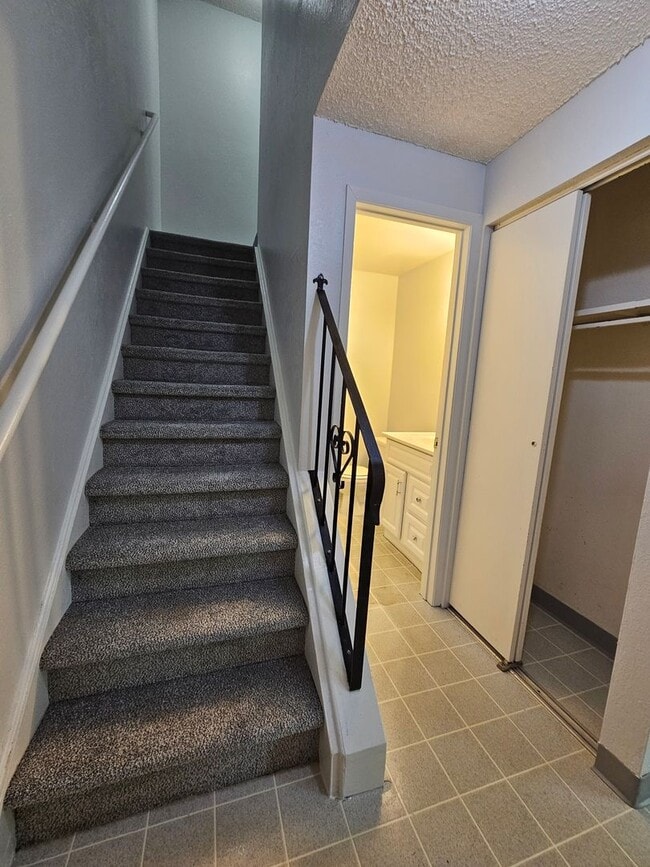 Building Photo - Serene 2 Bedroom 1 1/2 Bath Aurora Townhom...