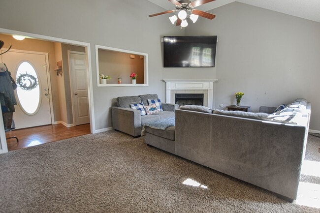 Building Photo - Pet Friendly Three Bedroom!