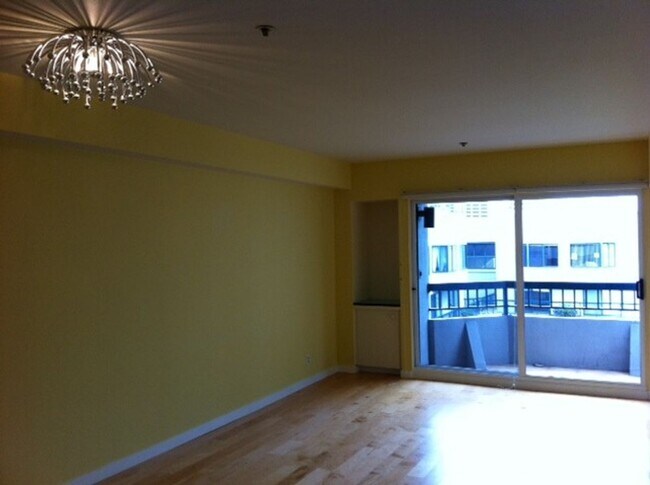 Building Photo - Nicely upgraded 2BR 2BA Condo located in the East Tower at the Opera Plaza!