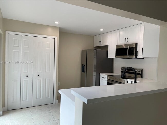 Building Photo - 4702 SW 67th Ave