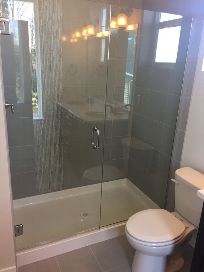 Building Photo - Newer Townhouse in Lake Forest Park!