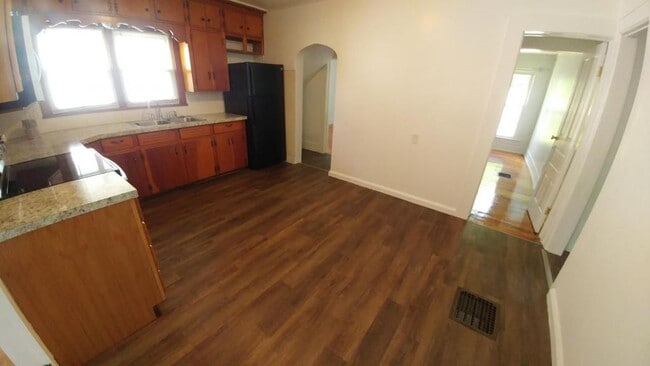 Building Photo - 408 N Main St