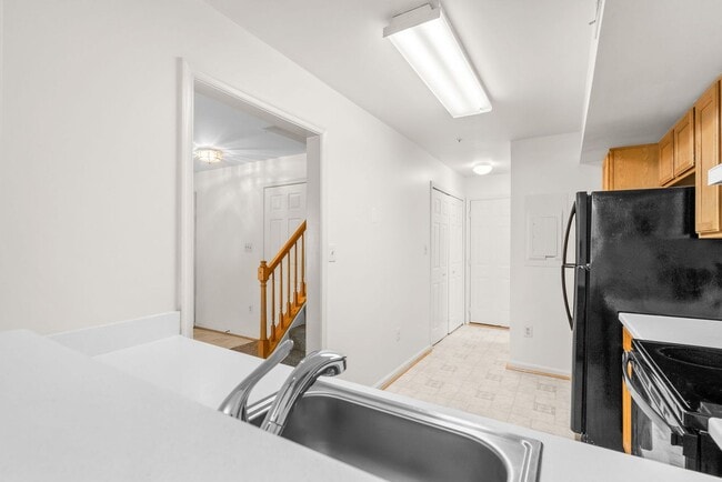 Building Photo - 2 Bed 1.5 Bath - Germantown Condo - Attach...