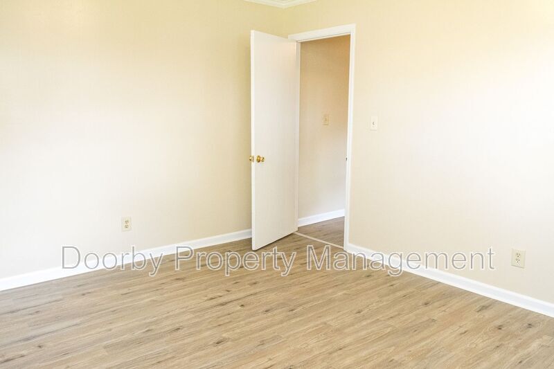 Building Photo - 807 Henderson Ave