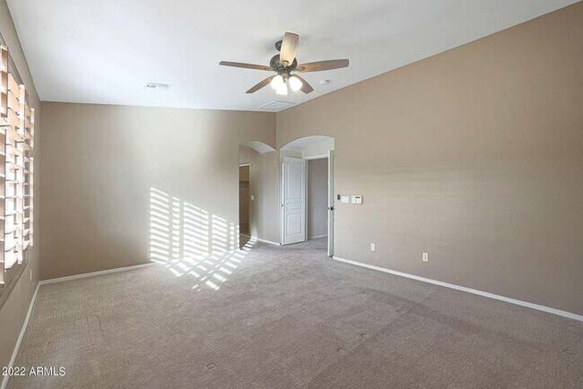 Building Photo - Beautiful 5 bedroom w/pool!