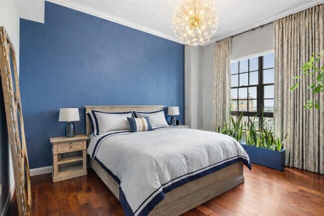 Building Photo - 701 S Olive Ave